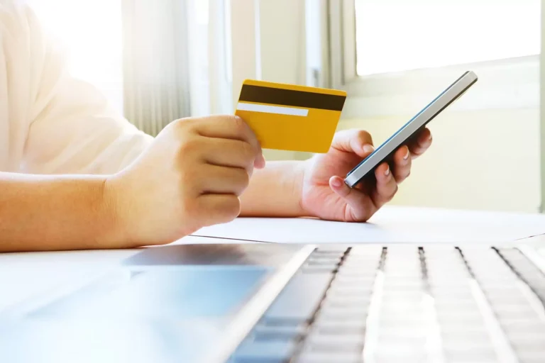 The popularity of credit cards in the US: Benefits and precautions when using them!